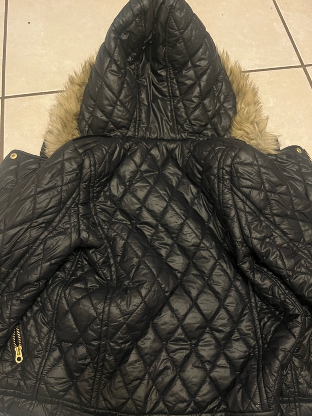 Juicy Couture Black Quilted Puffer Jacket with Faux Fur Trim - Picture 4 of 9